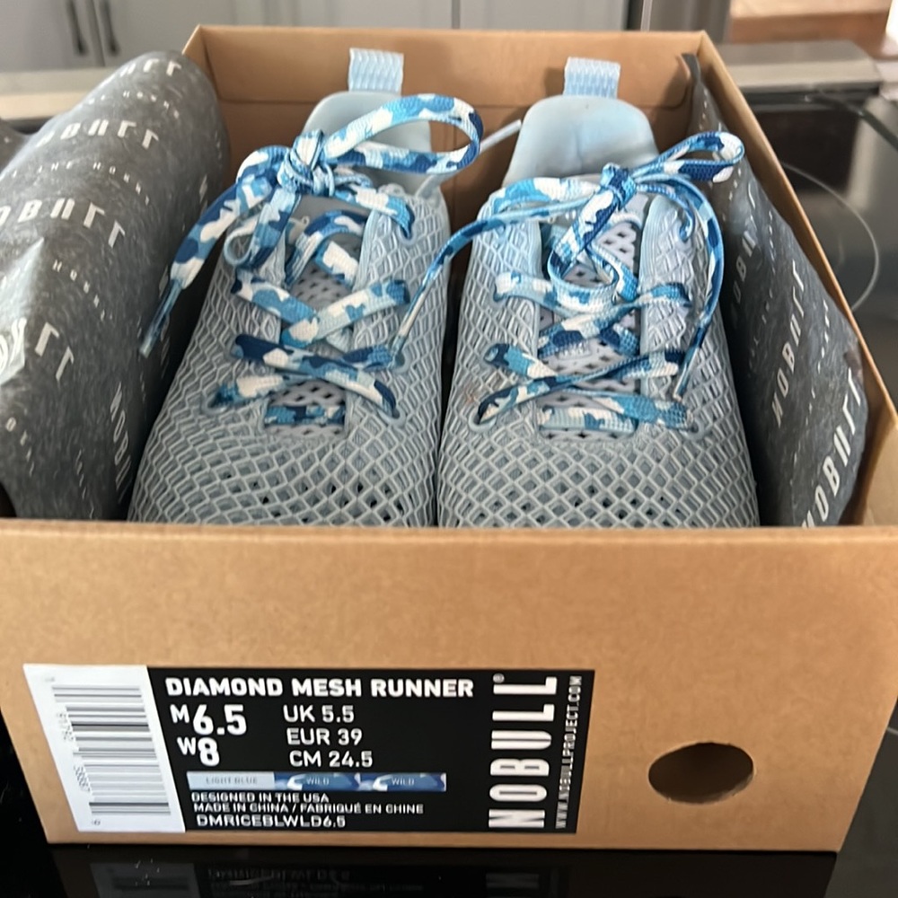 like new No Bull womens mesh runner shoes sz 8